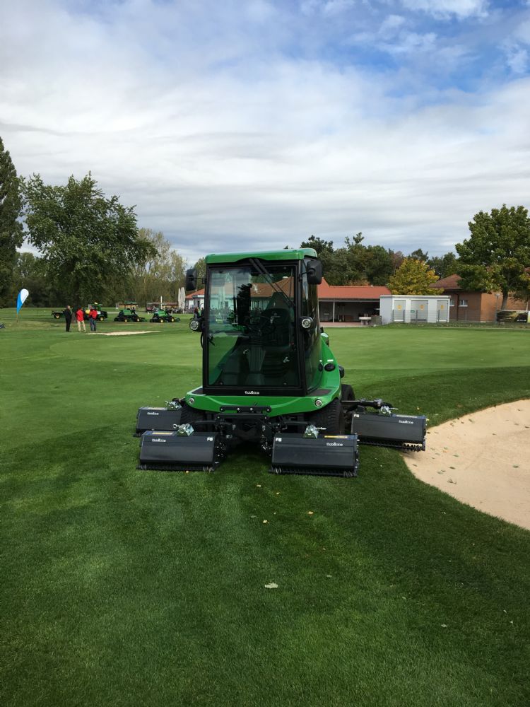 De Roberine F5-klepelmaaier legt het maaisel daar neer waar het gesneden werd. Geen rommel in de bunkers! De Roberine F5-klepelmaaier legt het maaisel daar neer waar het gesneden werd. Geen rommel in de bunkers!