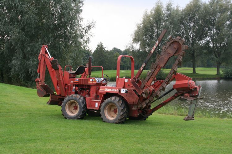 Archieffoto uit 2015 waarbij een fertigatiesysteem op Golfbaan Kromme Rijn werd aangelegd met een Ditch Witch machine Tractor
