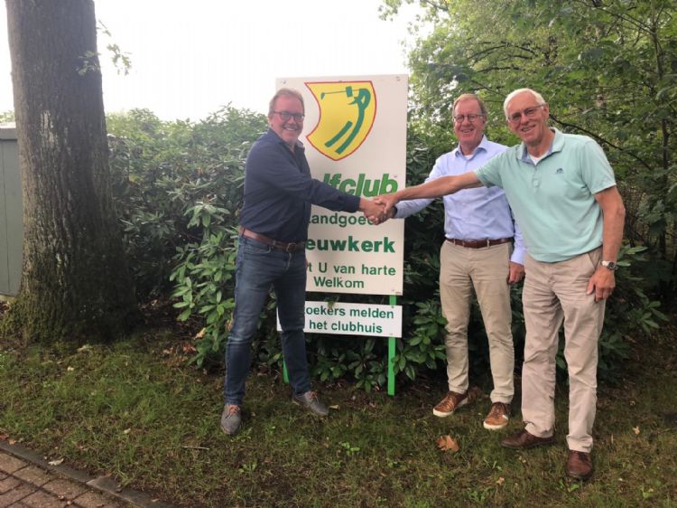 Op de foto van links naar rechts: Hans Schaap (HGM), Wim Hamerlinck en Joost Wagenmakers (Golfclub Landgoed Nieuwkerk)
