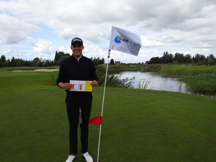Dario Antonisse met zijn score op de heropende par 3/4-baan