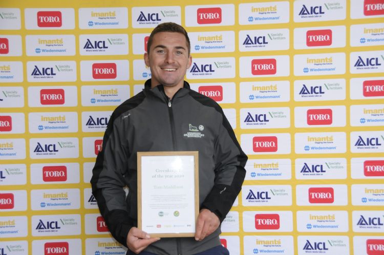 Greenkeeper of the Year Tom Maddison neemt bokaal in ontvangst