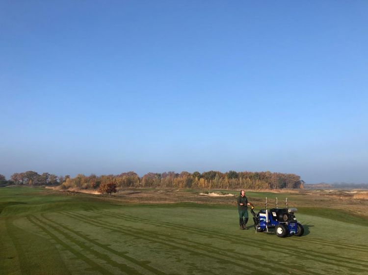 De Air2G2 op een green bij golfbaan Stippelberg