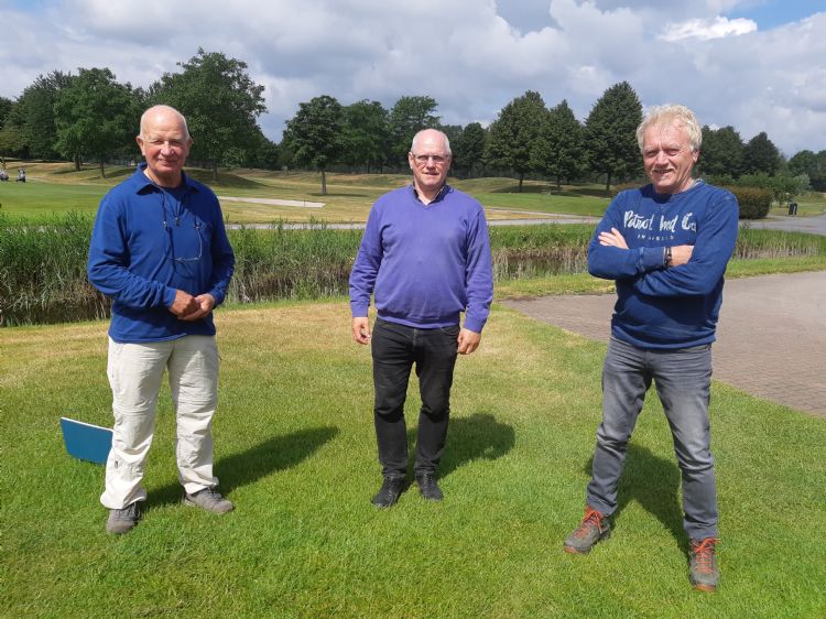 Fried Hoeijmakers (baancommissie), Hendrik Swinkels (mede-eigenaar van De Golfhorst) en Hans Appeldoorn (vogelwerkgroep 't Hökske)