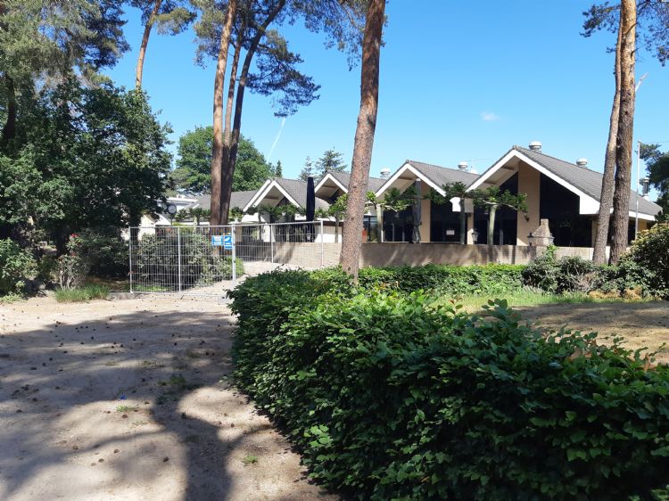 De clubgebouwen van Edda Huzid eind mei 2020, toen nog zonder brandschade.