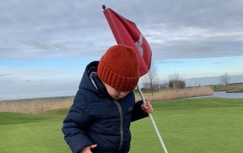 Felix Akkermans is drie jaar, werkt overdag hard op de baan, is lid van de NGA en leest 's-avonds zijn favoriete vakblad