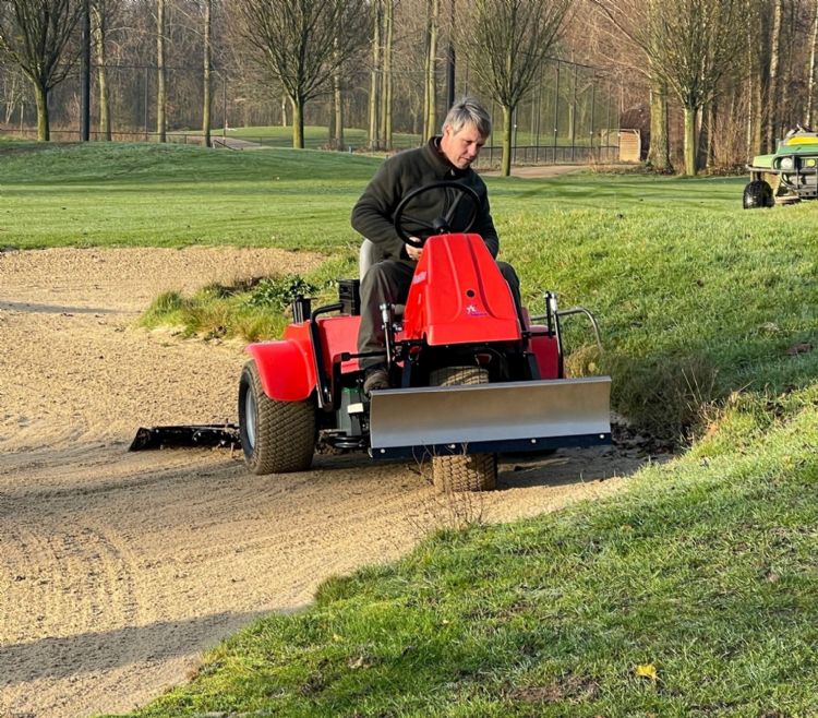 Voordat Golfclub Amelisweerd deze Sand Star aanschafte, werd hij eerst uitvoerig getest door de greenkeepers.