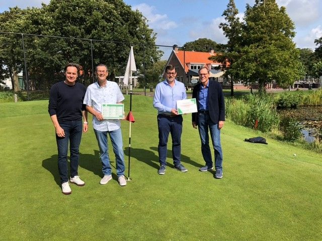 Het certificaat en de scorekaart zijn door Albert Salman, initiatiefnemer van de Good Planet Seal, uitgereikt aan directeur Peter Duivenvoorde en duurzaamheidscoördinator Jos Ploeg.
