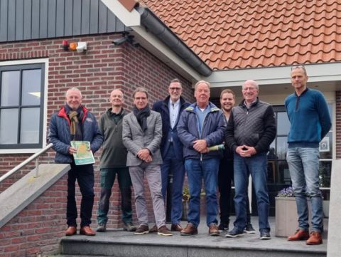 V.l.n.r. Gerard v. d. Werf (de Enk), Dennis Oomen (HGK de Enk), Frank de Jong (voorzitter), John Voulon (bestuurslid), Jan de Boer (Penningmeester), Milan Smit (baanmanager), Joep van der Zon (voorzitter baancommissie), Bart Hooghiemstra (de Enk).