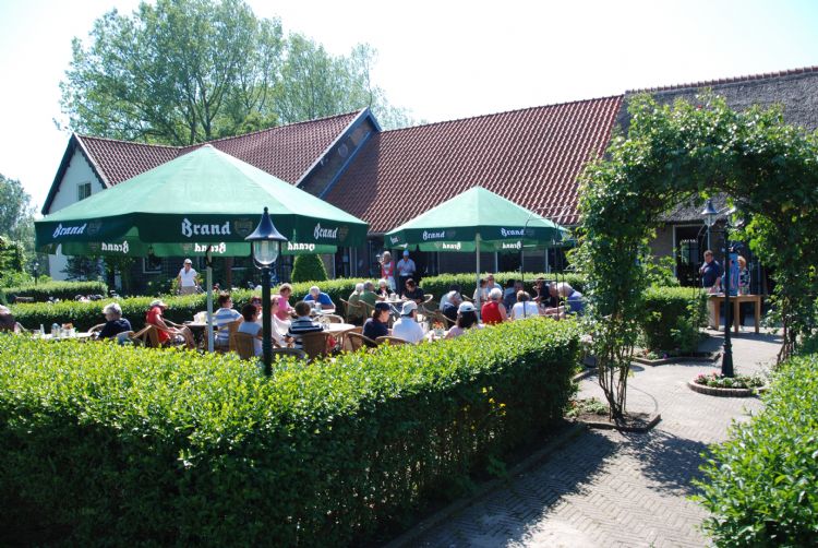 Het terras bij Golfbaan Schinkelshoek (Foto:archief NWST)