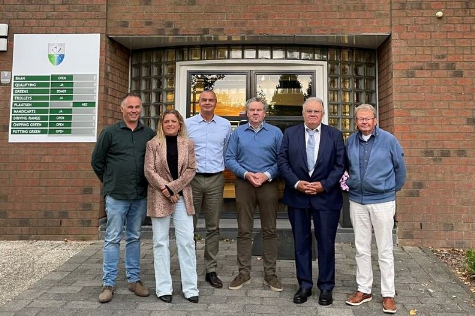 Op de foto van de contractondertekening staan Johan Oosthoek, Jamie Bijl, Alexander Becks, Hans Janssen Daalen, Piet Oosthoek en Auke de Boer.