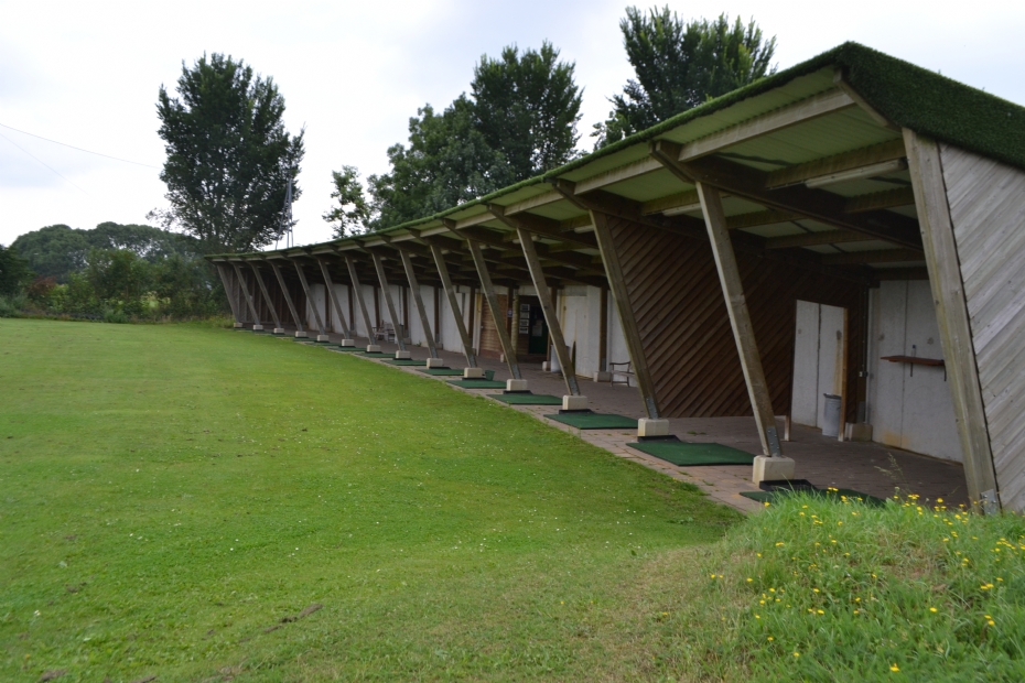 Een driving range met matten (Foto: archief NWST)