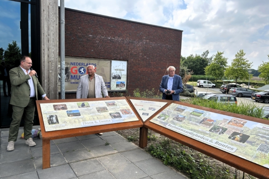 Opening overzichtsplaquette door wethouder Gemeente Bergen