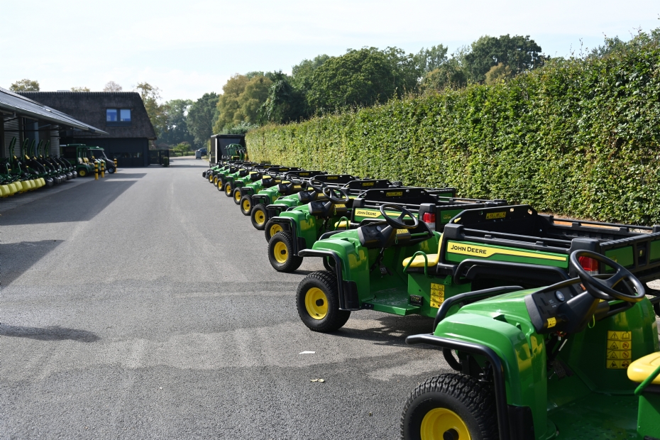 Opstelling van John Deere machines voor de loods